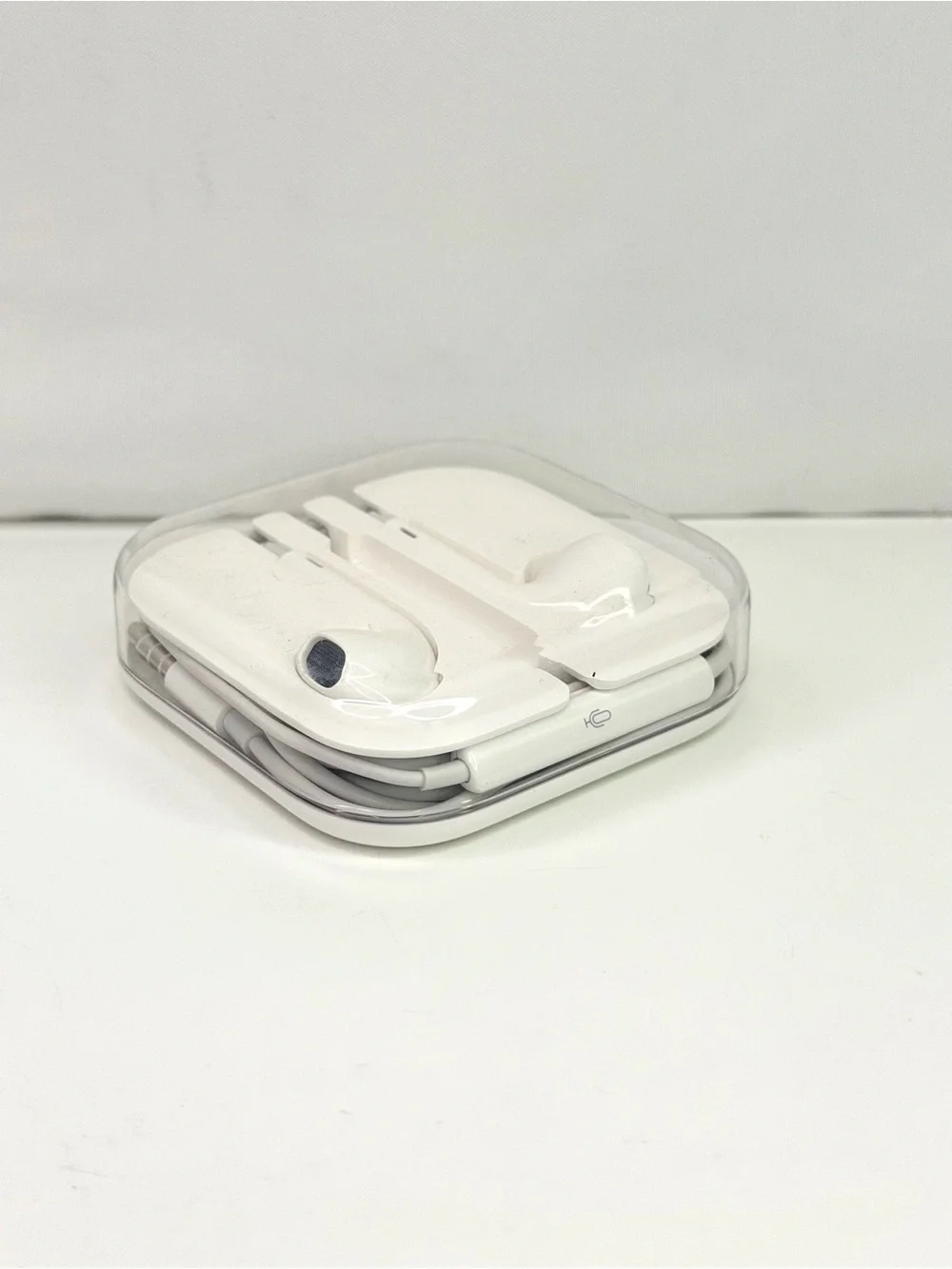 Apple White Wired Earbud Headphones with 3.5mm Jack